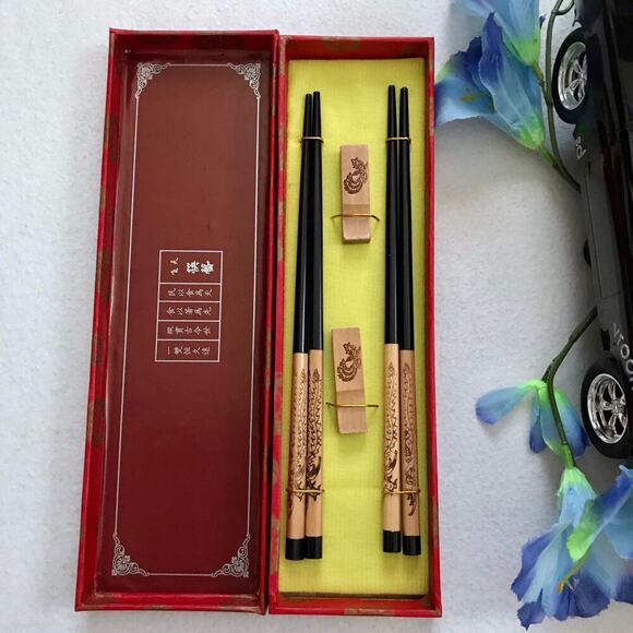 Chopsticks New In Box 2 Pairs with Rest - Picture 3 of 4
